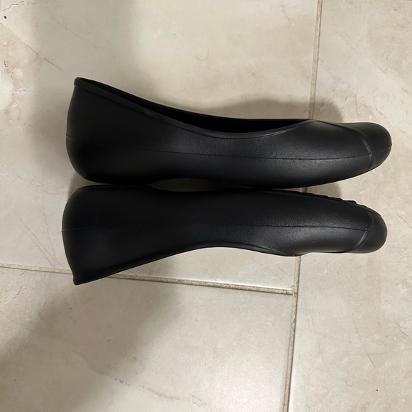Bundle Deal: 8.5 Kenneth Cole Reaction Slip-on + 8 Crocs Black Cozy Flats for$20 - Picture 4 of 6
